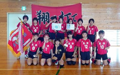 優勝した蔦澤少女バレーボール教室の選手ら